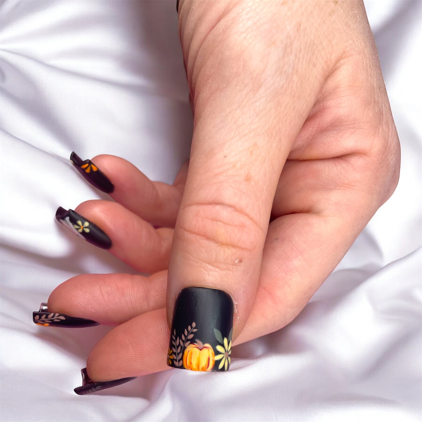 Boo-tiful Autumn” Press-On Nail Set 🎃👻