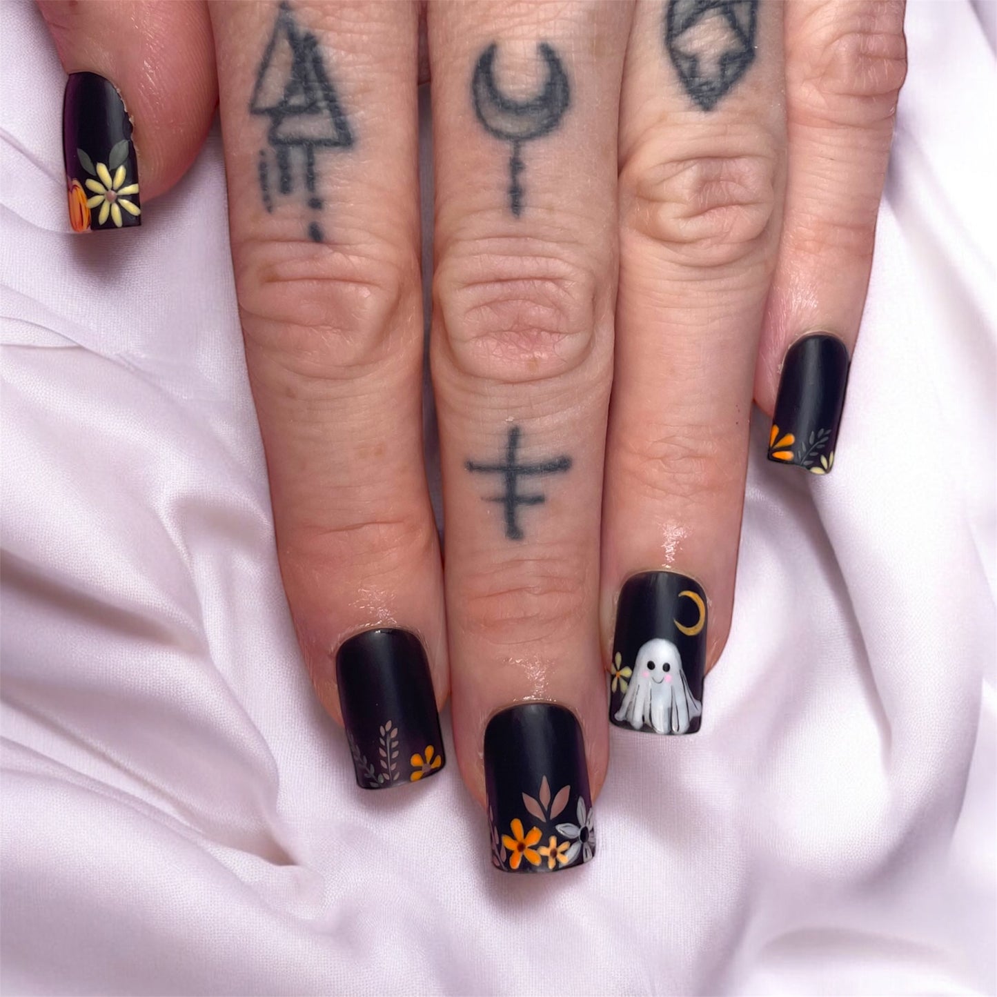 Boo-tiful Autumn” Press-On Nail Set 🎃👻